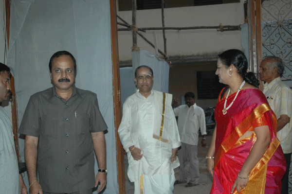 Mudhra Bhaskar and Radha Bhaskar receiving Prof.Trichy Sankaran