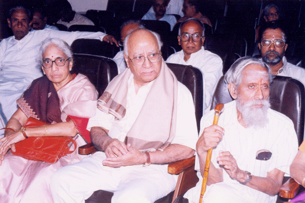 Veteran actor Poornam Viswanathan with his wife