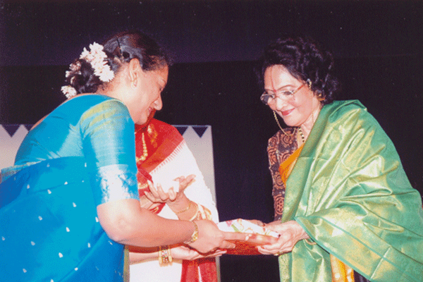 Radha honouring Dr.Vyjayanthimala Bali