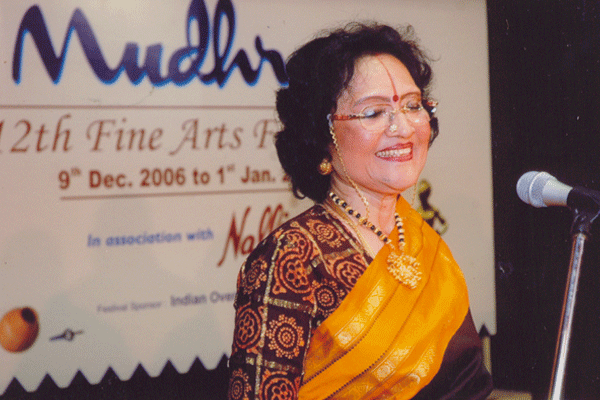 Dr.Vyjayanthimala Bali felicitates the Awardee