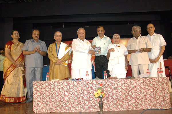 Nalli released the CD ‘Raghava’ - live concert by O.S.Arun, IOB GM received the first copy