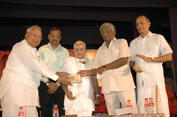 Nalli released another CDof O.S.Arun ‘Gopala’ and A.Natarajan received the first copy