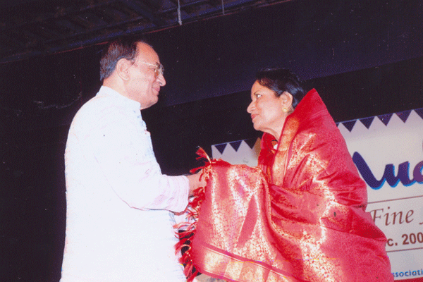 Veteran actor A.R.S. felicitates Vani