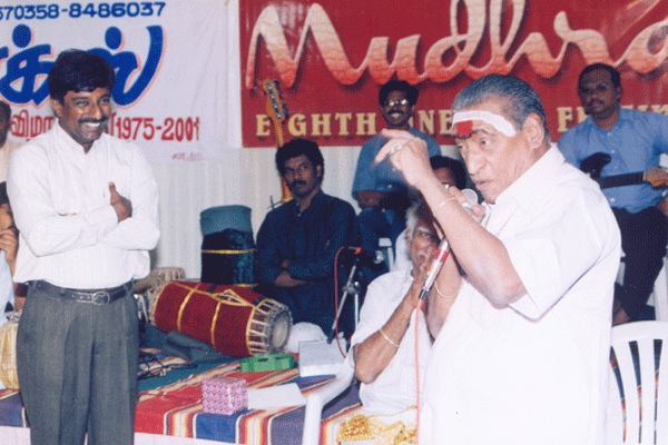 Kunnakudi Vaidyanathan appreciates the novel concept of Light Classical Jugalbandi