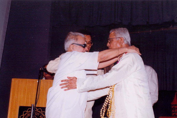 M.Chandrasekaran honouring T.R.Subramaniam on getting the mudhra award of excellence