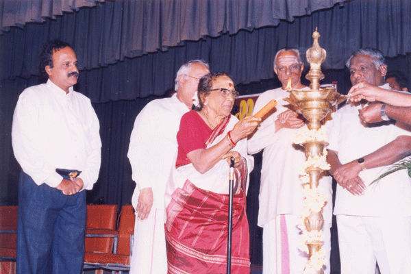 Smt. Vidhya Shankar light the kuttuvilakku