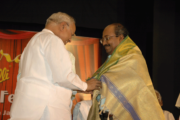 Mr.Ravishankar, Auditor, Mudhra being honoured by the President