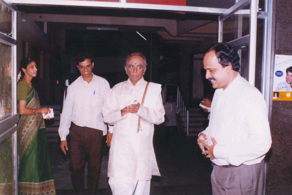 Mudhra Bhaskar welcoming Chief Guest Lalgudi Jayaraman