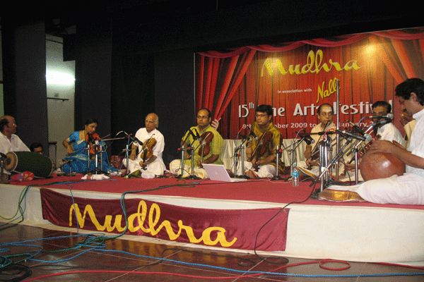 “NAADHA PRAVAHAM ” by V.V.SUBRAHMANYAM, V.V.Ravi, Mullaivasal Chandramouli, V.V.S.Murari, B.U.Ganesh Prasad & Sunitha (6 Violins) − Guruvayur Dorai − Thirupunitura Radhakrishnan − Srirangam Kannan