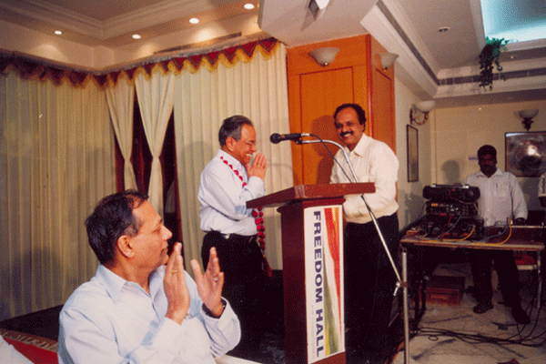 Mudhra Bhaskar honouring the chief guest