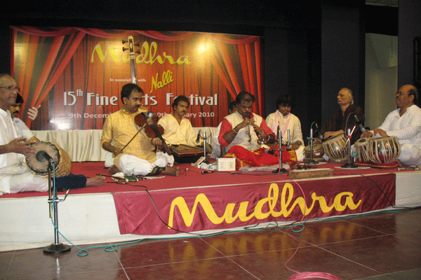 KARNATIC HINDUSTANI JUGALBANDI - LALGUDI G.J.R.KRISHNAN(Violin) PANDIT BALESH(Shenai) Mannargudi Easwaran(Mridangam) Ravindra Havagal(Tabla)