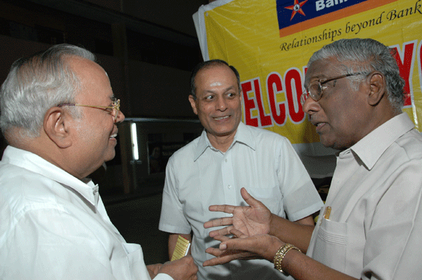 Nalli, Cleveland Sundaram & A.Natarajan in deep discussion