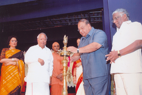 Nalli joins in lighting of kutthuvilakku