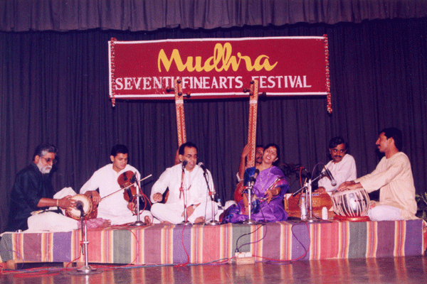 Sriram Parasuram & Anuradha Sriram (Carnatic Hindustani Jugalbandil) Vittal Ramamurthy (Violin) - Trichur Narendran (Mridangam) - Umakanth Puranik (Harmonium) - Udyaraj Karpur (Tabla) 27. Mysore Nagaraj and Mysore Manjunath