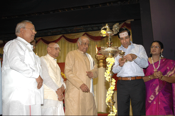Sri.V.Shankar, President Shanmugananda Sangeetha Sabha, Mumbai inaugurated the festival by Lighting the kuthuvilakku