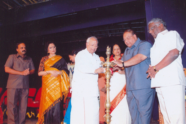 Nalli joins in lighting of kutthuvilakku