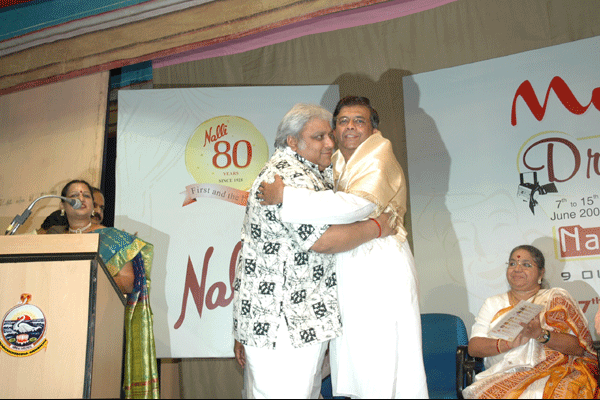 Ramkumar honouring YGM on getting the Nataka Mudhra Award