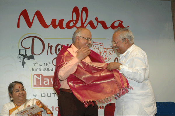 Dr.Nalli honouring M.S.Prakash of IOB