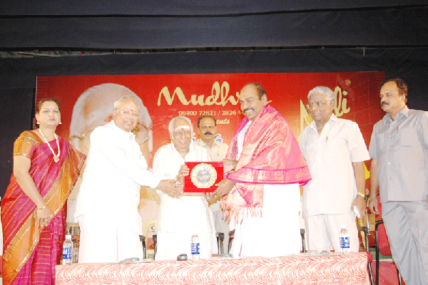 Honouring the Minister with a memento