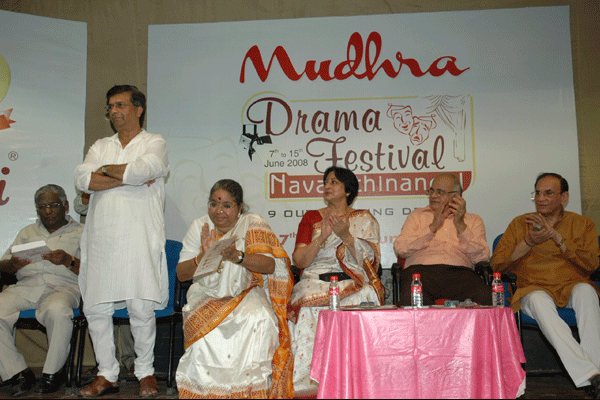 Y.Gee.Mahendra being applauded by the audience