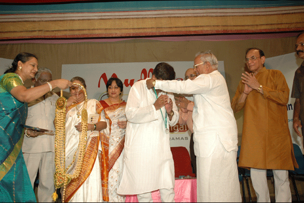 Dr.Nalli honouring Y.Gee.M with a gold medal