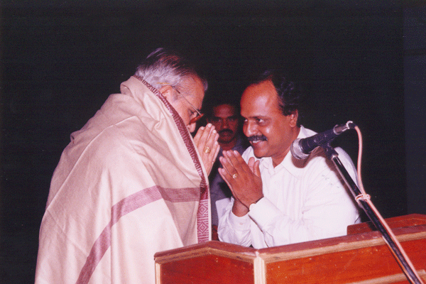 Mudhra Bhaskar honouring the chief guest