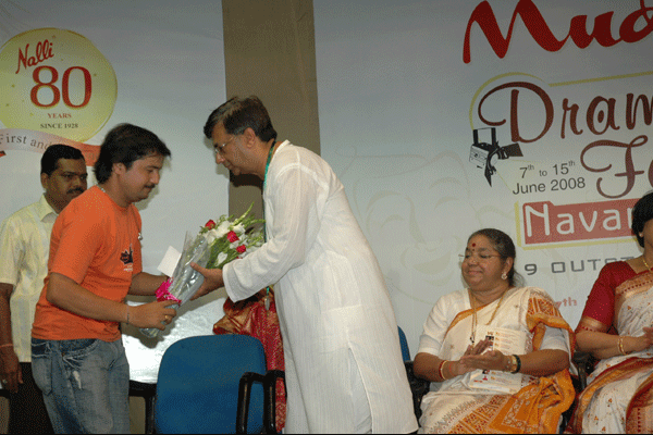 Tele film Fame Sureshwar disciple of Y.G.M honours the guru