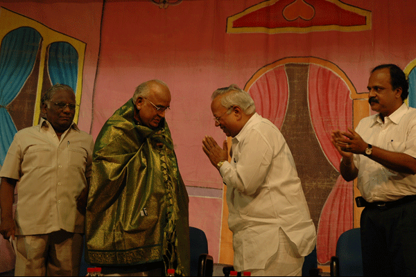 Nalli honours Veteran Actor Delhi Kumar
