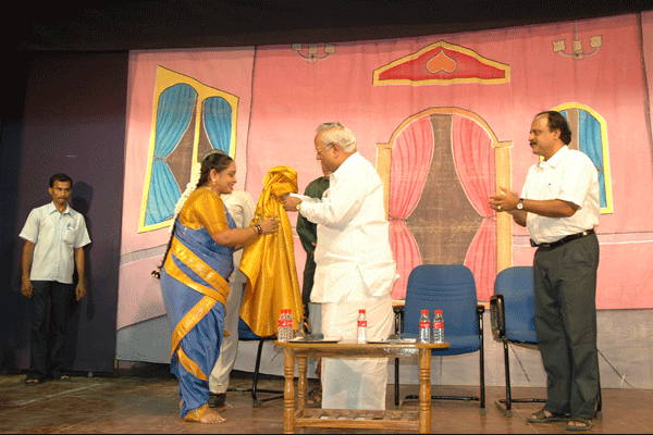 Nalli honours Cine Fame Sulakshana