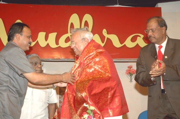 Nalli being honoured