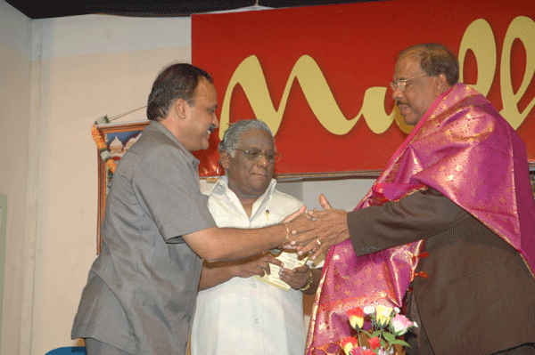 Mudhra Bhaskar honouring Ln.Govindaswamy Thangaraj, Dist.Governor, Lions Dist.324A1