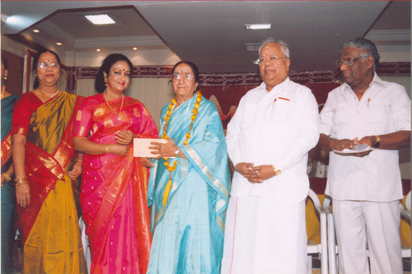 Dr.Padma presenting the cash award to Mrs.Y.G.P