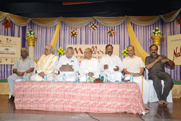 From the right: Mudhra Bhaskar, Cleveland V.V.Sundaram, Dinamani Editor Vaidhyathan, Dr.N.Ramani, Dr.Nalli, P.S.Narayanaswamy & A.Natarajan