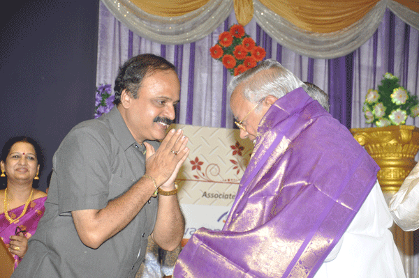 Mudhra Bhaskar honours Dr.Nalli