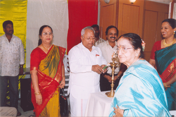 Dr.Nalli Lights the kuthuvilakku and inaugurated the 9th Fine Arts Festival at the Freedom Hall, Nungambakkam