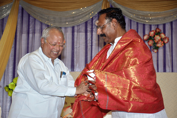 Dr.Nalli greets Dinamani Editor Vaidhyanathan