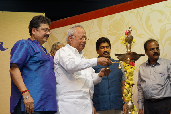Dr.Nalli Lights the Kuthuvilakku